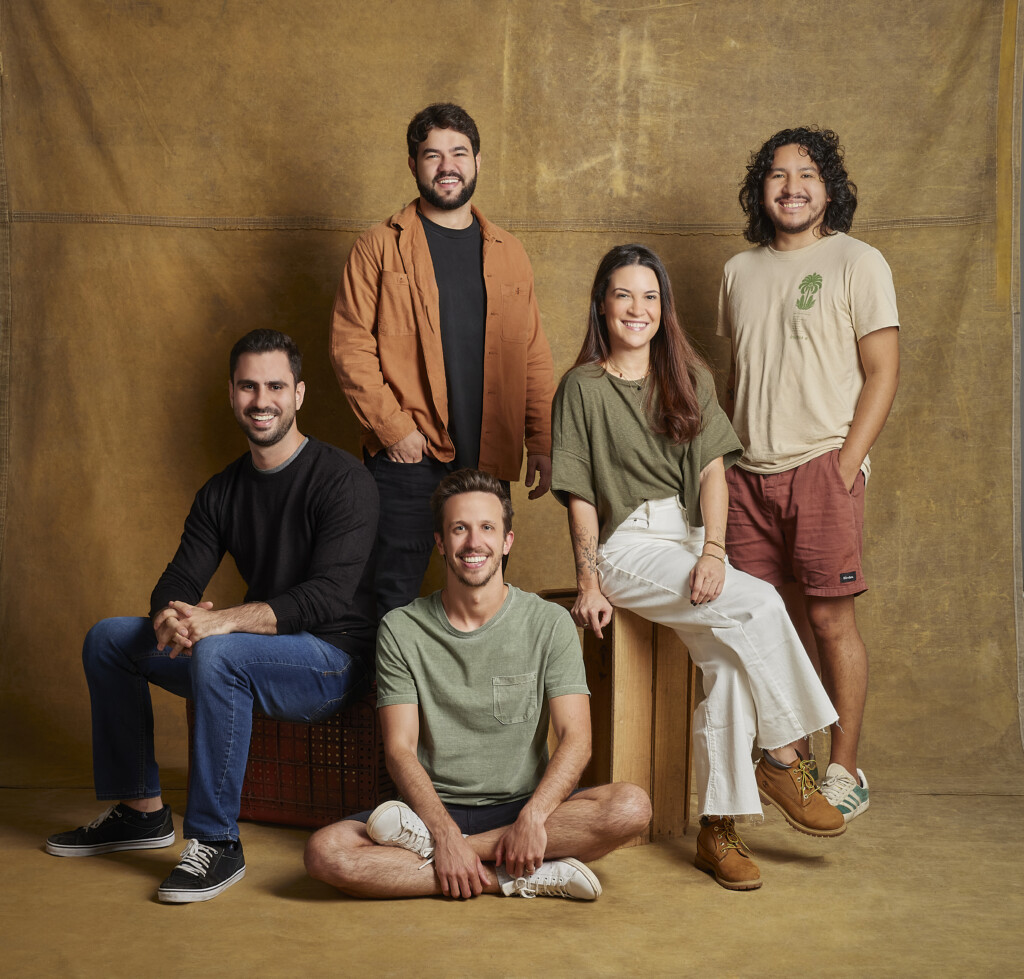 Os fundadores da Arado, da esquerda à direita: Yuri Janotti (co-founder e Growth), Victor Bernardino (founder e CEO), Bruno Mengatti (co-founder e COO), Luiza Batista (co-founder e CMO) e José Noblecilla (co-founder e CTO)